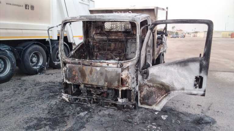 Galleria foto 'Andria, fiamme distruggono mezzi del consorzio per la raccolta rifiuti' - foto 2
