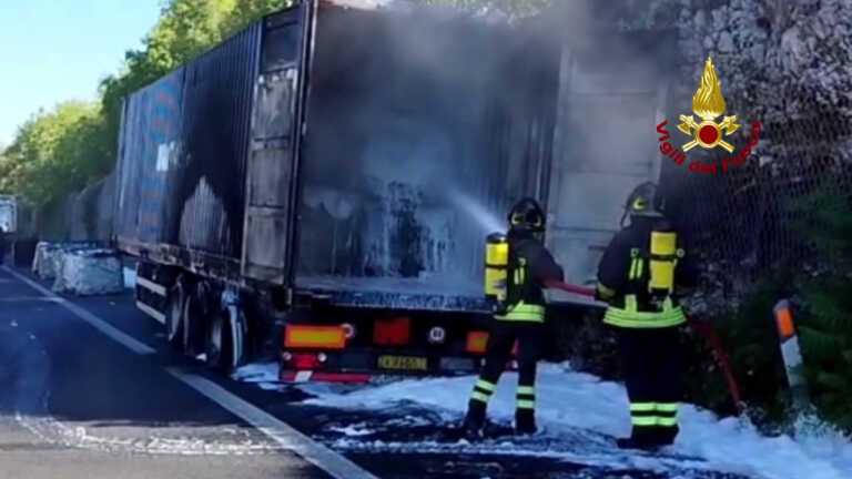 Galleria foto 'Incendio mezzo pesante che trasportava plastica nel triestino' - foto 1
