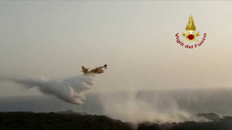 Galleria foto 'Incendio Pantelleria, prosegue intervento con due Canadair' - foto 1