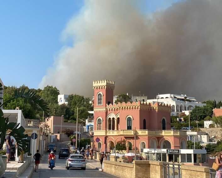 Galleria foto 'Brucia anche il Salento: strade chiuse e bagnanti in fuga dalle spiagge – VIDEO' - foto 1