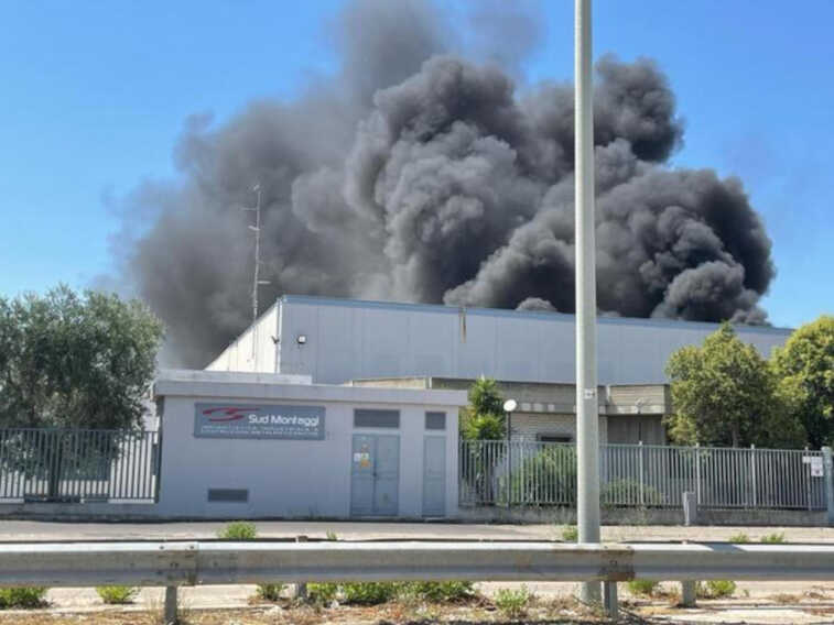 Bari, incendio in un’azienda della zona industriale: fiamme da pannelli fotovoltaici