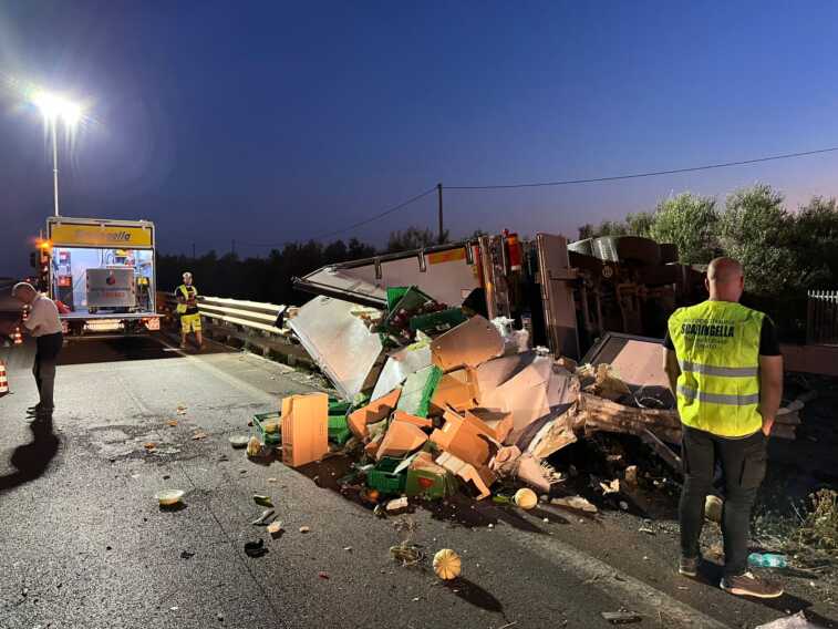 Auto rubata abbandonata sulla 16bis: camion fuori strada per evitare l’impatto