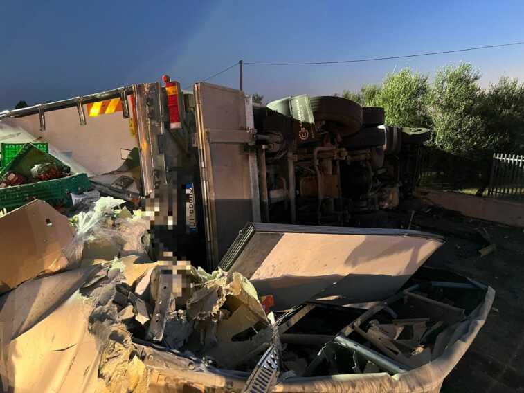 Galleria foto 'Auto rubata abbandonata sulla 16bis: camion fuori strada per evitare l’impatto' - foto 1