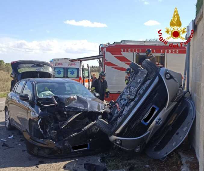 Galleria foto 'Scontro tra due auto ad Arnesano: un 37enne in ospedale' - foto 1