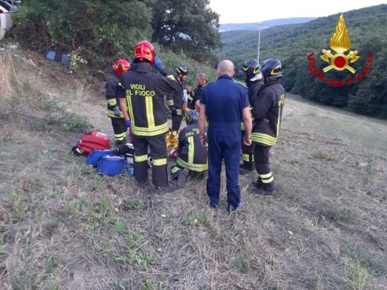 Auto finisce nella scarpata dopo un incidente: muore 22enne nel Potentino