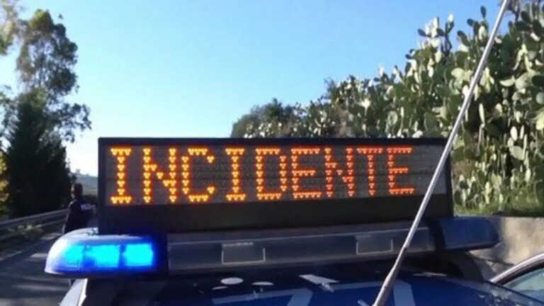 Tamponamento tra due tir in autostrada: chiuso il tratto Bari-Nord. Ci sono tre feriti