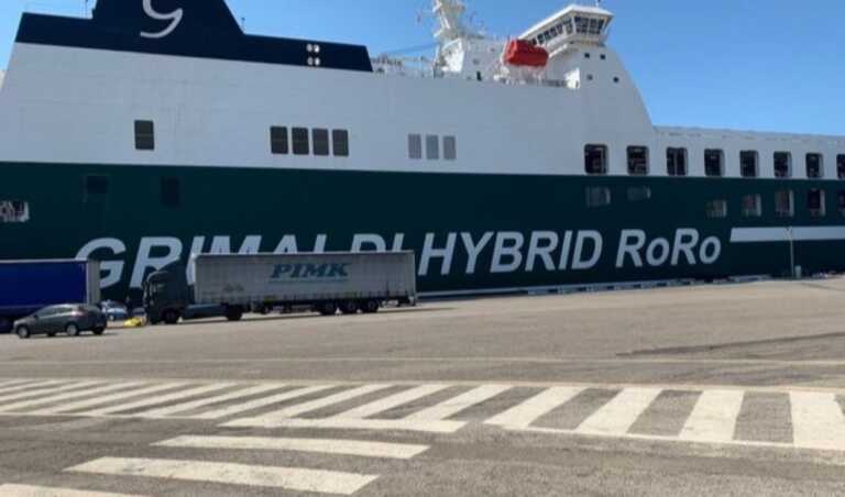 Galleria foto 'Travolto da un tir al porto di Brindisi: muore un camionista' - foto 1