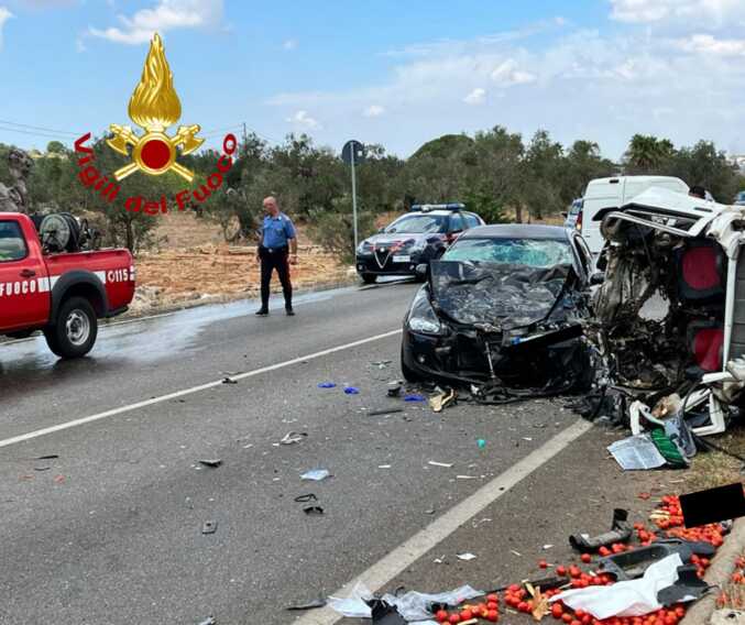 Galleria foto 'Incidente tra auto e furgoncino in Salento: grave un 28enne' - foto 1