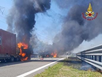 Galleria foto 'Incidenti, cisterna in fiamme su A21: due morti' - foto 1