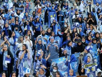 Galleria foto 'Iran, donne allo stadio: per la prima volta da oltre 40 anni a partita campionato di calcio' - foto 1