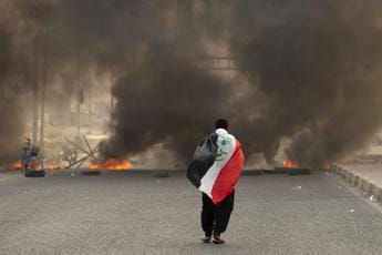 Galleria foto 'Iraq, scontri a Baghdad: decine i morti, centinaia i feriti' - foto 1