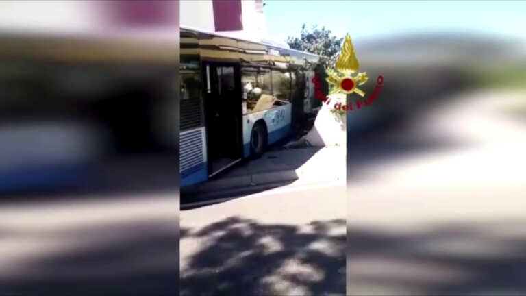 Galleria foto 'Jesolo, autobus si scontra con un’auto, tre feriti' - foto 1