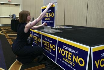 Galleria foto 'Kansas, bocciato referendum per annullare diritto aborto' - foto 1