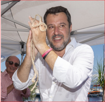 Galleria foto 'La corda della Vara nelle mani di Salvini, ecco il regalo della città di Messina' - foto 1