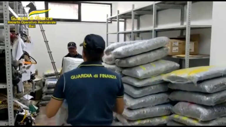 Galleria foto 'Lecce, sequestrata una tonnellata di marijuana' - foto 1