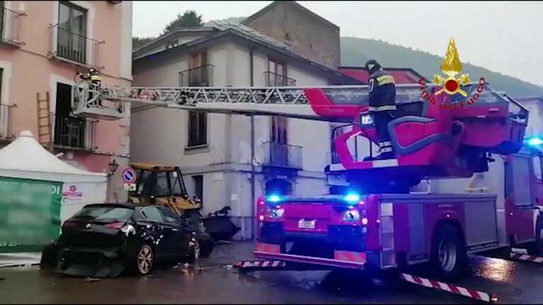 Galleria foto 'Maltempo, evacuate persone bloccate nel fango in Irpinia' - foto 1