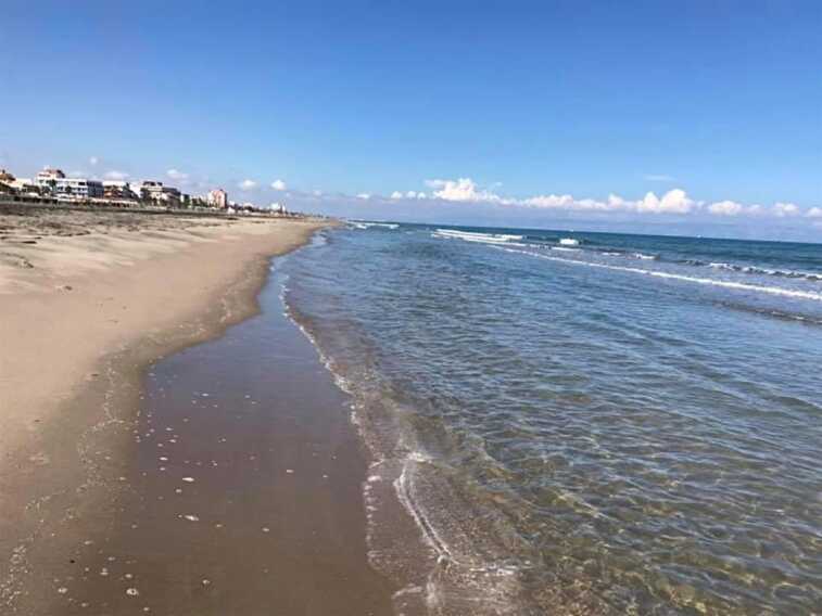 Margherita di Savoia: la spiaggia rischia di scomparire. La previsione di Legambiente