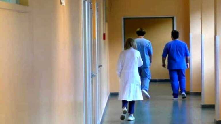 Medici non vaccinati, Gemmato: «Legge pugliese sarà impugnata». Replica Amati: «Non può»