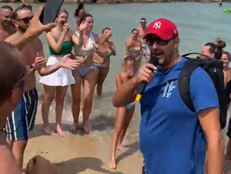 Riecco Metroman al Canalone: in spiaggia si canta l’inno del Bari – VIDEO