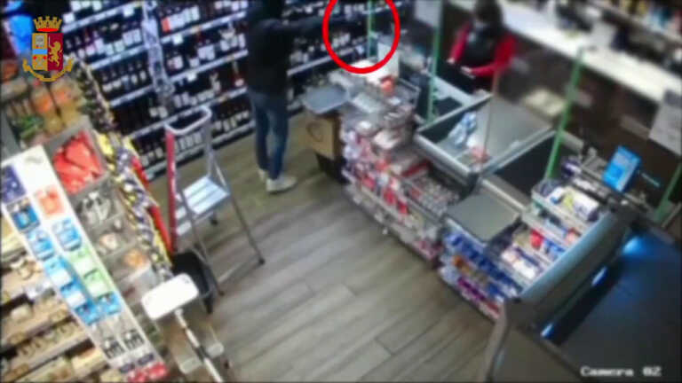 Galleria foto 'Milano: 24 rapine in cinque mesi, arrestati i rapinatori' - foto 1
