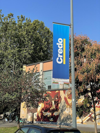 Galleria foto 'Milano tappezzata con manifesti giallo-blu e la scritta ‘credo’, campagna pro-Kiev o elettorale?' - foto 1