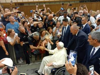 Galleria foto 'Moto, la crew di Eternal City Motorcycle show dal Papa: gli regalano il gilet da ‘biker’' - foto 1