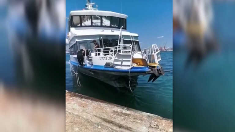 Galleria foto 'Napoli, aliscafo contro il molo. Le prime immagini dopo l’impatto' - foto 1