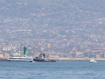 Galleria foto 'Napoli, aliscafo va a sbattere contro il molo: 28 feriti' - foto 1