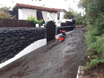 Galleria foto 'Nubifragio su Stromboli, acqua e fango invadono strade e case' - foto 1