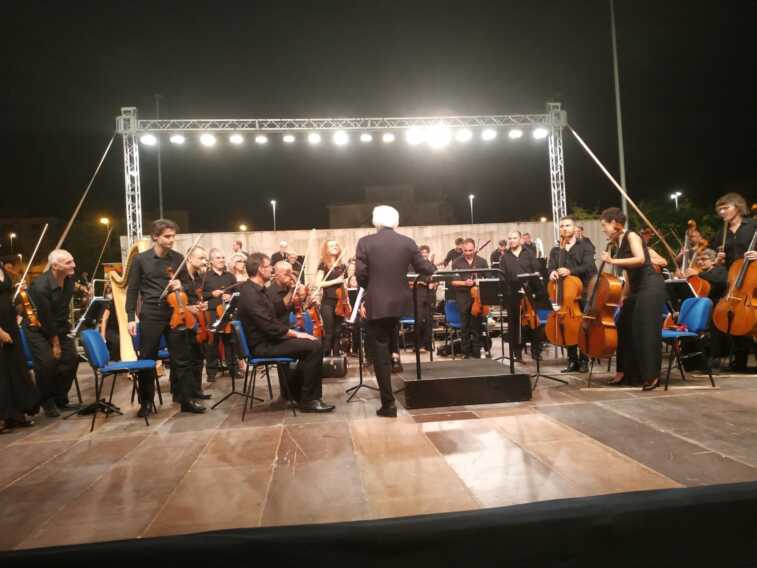Sassi contro l’orchestra del Petruzzelli prima del concerto al San Paolo
