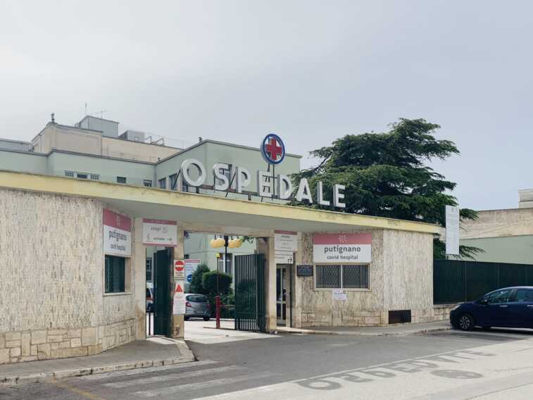 Chiedono ai familiari di una paziente di entrare uno per volta in reparto: infermiere aggredite a Putignano