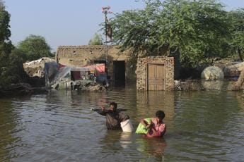 Galleria foto 'Pakistan, più di 1.160 morti per inondazioni: almeno 384 bambini' - foto 1