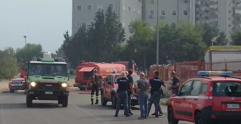 A fuoco sterpaglie nelle campagne di Bari: evacuato un palazzo