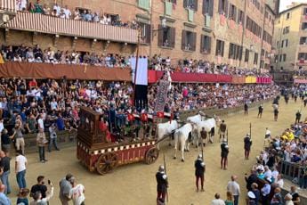 Galleria foto 'Palio Siena 2022, vince la Contrada del Leocorno' - foto 1