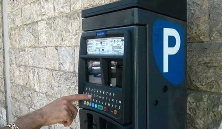 A Bari allarme truffa sui parcometri, Amtab lancia l’allarme: «QR code falsi per rubare i dati»