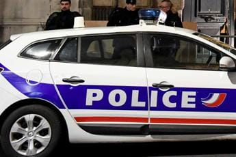 Galleria foto 'Parigi, uomo armato di coltello all’aeroporto: ucciso dalla polizia' - foto 1