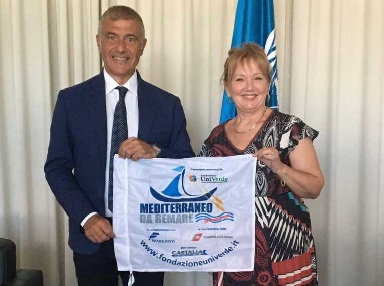 Galleria foto 'Pecoraro Scanio ad Atene, “Mare affoga tra plastica e inquinanti”' - foto 1