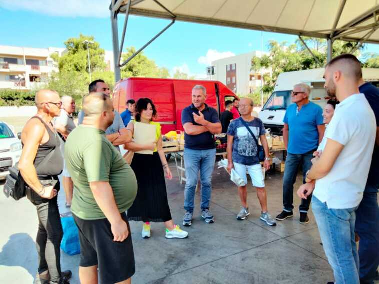 Manfredonia, percettori di reddito di cittadinanza aiutano nella raccolta rifiuti