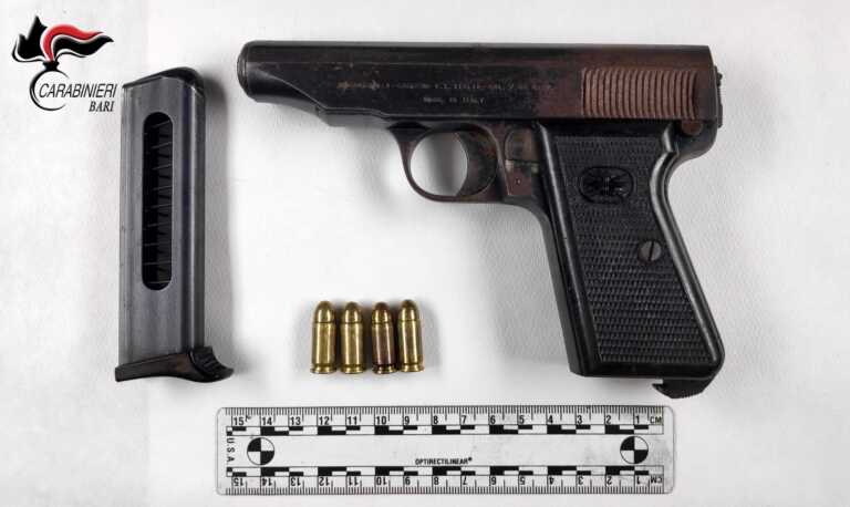 Ai domiciliari con armi e droga: arrestato 26enne barese esponente di un clan