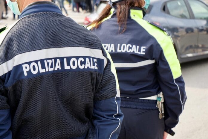 Aizza il cane contro gli agenti: arrestato parcheggiatore abusivo a Torre a Mare