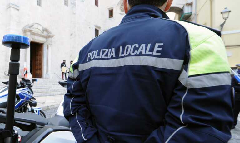 Schiaffi e strattoni per rubare un IPhone a Bari. Arrestato un 25enne straniero