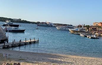 Galleria foto 'Porto Cervo, yacht si schianta sugli scogli: un morto e 3 feriti' - foto 1