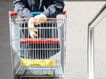 Galleria foto 'Prezzi alti e soldi che non bastano, la sopravvivenza al supermercato' - foto 1