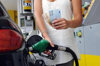 Galleria foto 'Prezzi carburanti oggi: tregua benzina, diesel in aumento' - foto 1