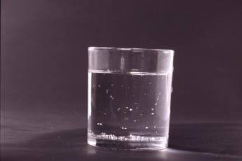 Galleria foto 'Prezzi energia, rincari anche nel bicchiere: acqua +11%' - foto 1