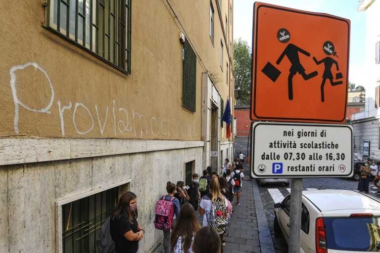 Galleria foto 'Pubblicate regole per ritorno a scuola, mascherine solo per fragili' - foto 1