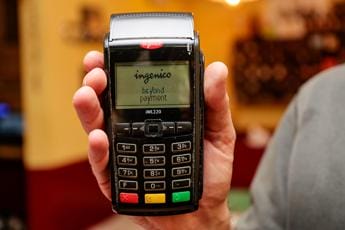 Galleria foto 'Quando il Pos è sempre rotto e pagare con bancomat e carte è impossibile' - foto 1