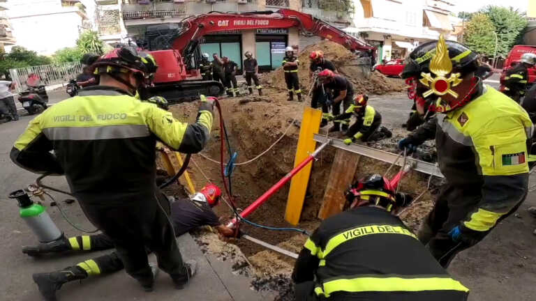 Galleria foto 'Roma, in salvo l’uomo sepolto nel crollo di uno scavo sotterraneo' - foto 1