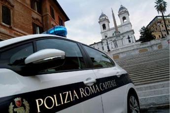 Galleria foto 'Roma, lanciò monopattino da scalinata Trinità dei Monti: turista rischia processo' - foto 1