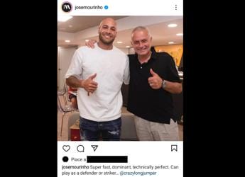 Galleria foto 'Roma, Mourinho scherza con Jacobs: “Può giocare in difesa e attacco”' - foto 1